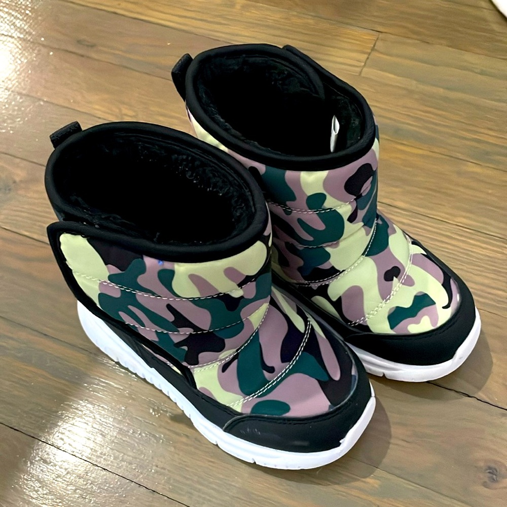 Green camo 8.5 warm fleece lined hobibear waterproof snow boots - worn once